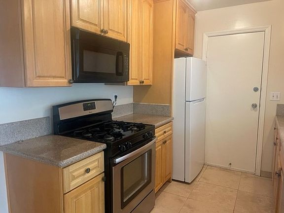 3rd image of 621 Orangewood Ave