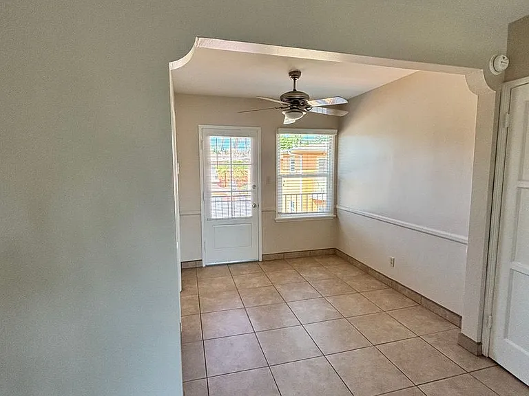 1000-1050 E San Antonio Dr — Photo 19