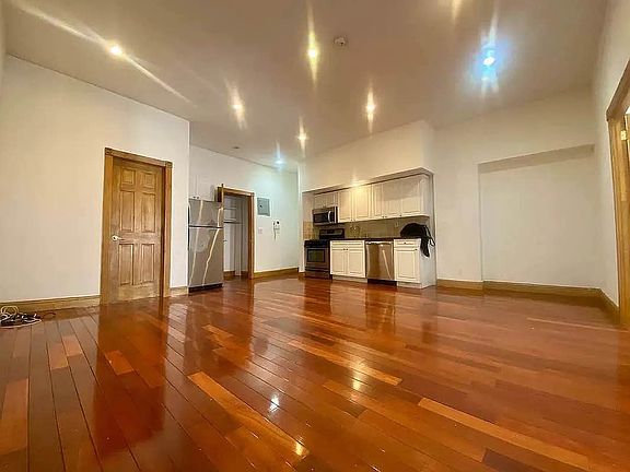 3rd image of 881 10th Ave #3Q