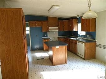 4th image of 301 Shaw St