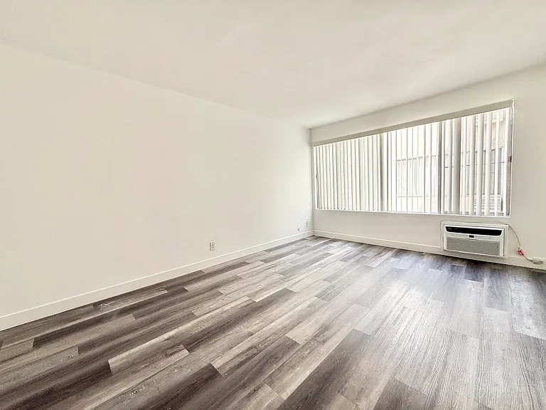 827 Gramercy — Photo 10
