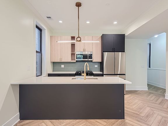 3rd image of 1022 N Winchester Ave APT 1