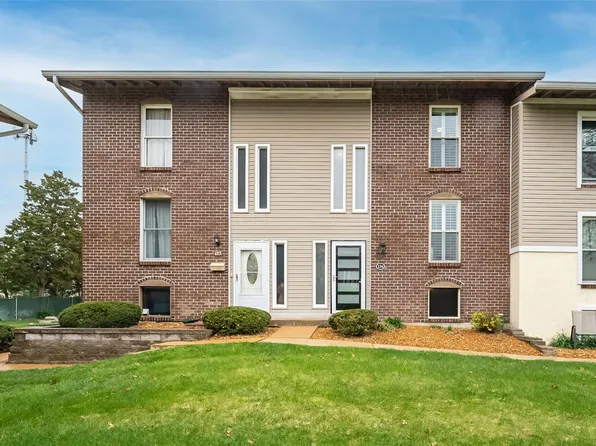 134 Carmel Woods Dr, Ballwin, MO 63021