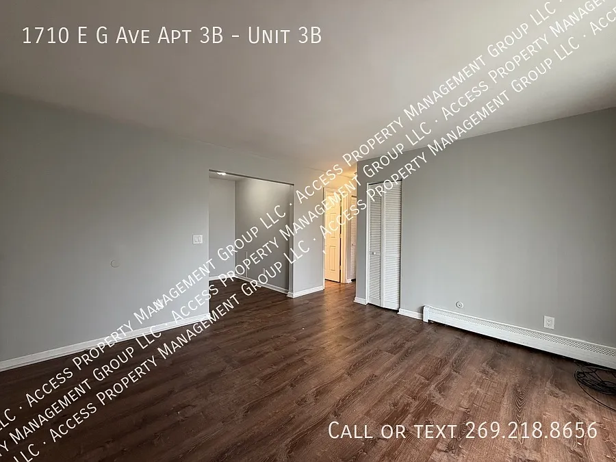2BR Apt top floor with balcony! — Photo 2