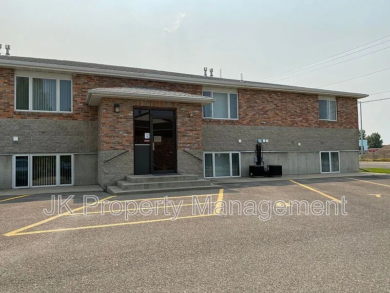 2 bed, 1.0 bath, 1008 sqft, $1,299 — Photo 2