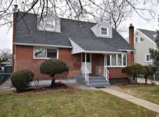 41 7th St, Garden City Park, NY 11040