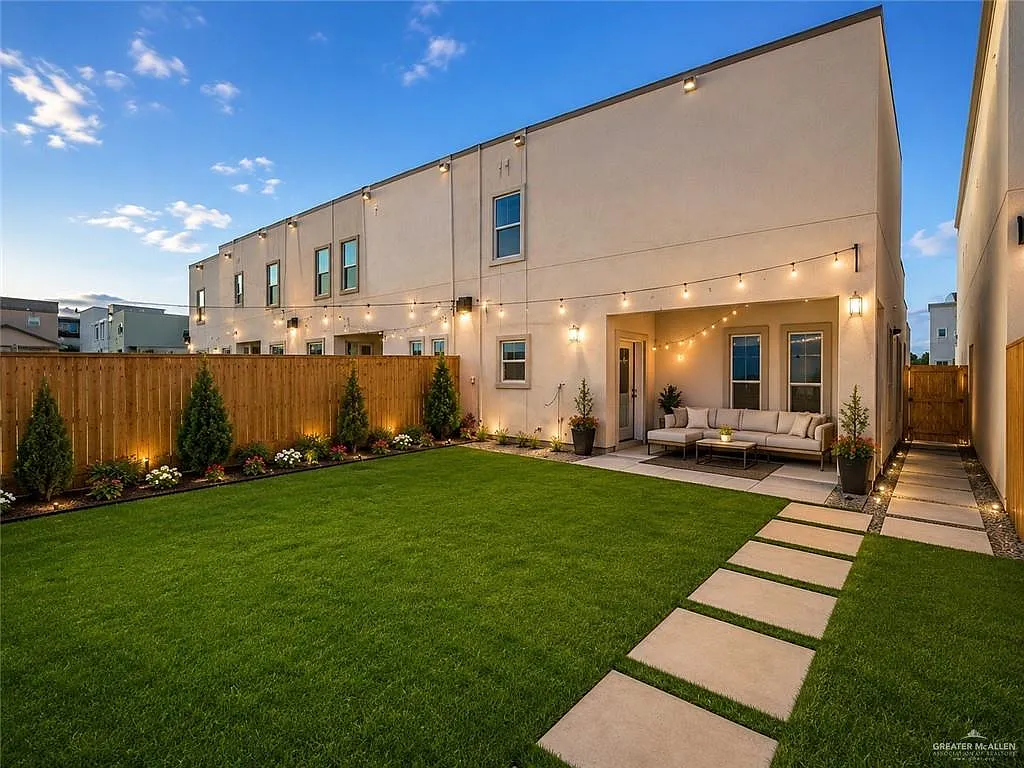 3 bed, 2.5 bath, 1969 sqft, $2,100 — Photo 2