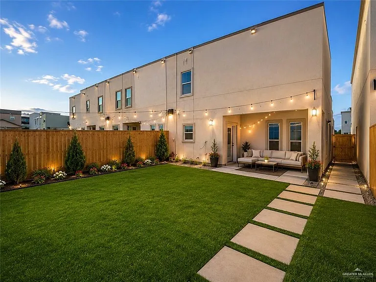 2210 Corales St — Photo 2