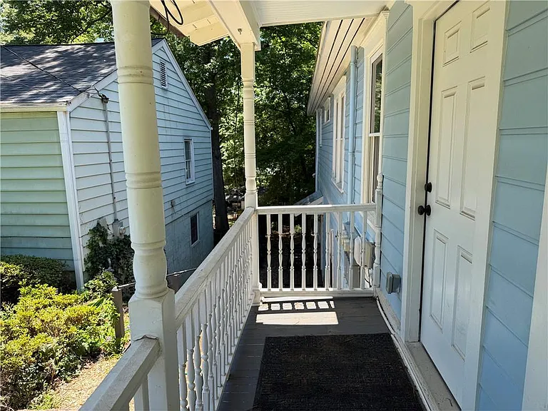 689 Berne St SE #B — Photo 4