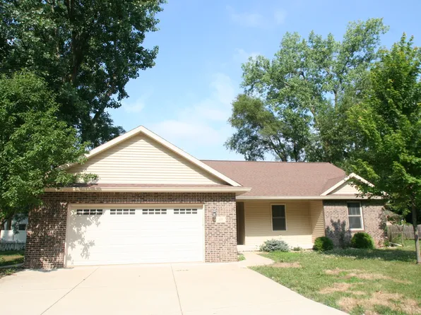 110 Tulip Dr, Mackinaw, IL 61755