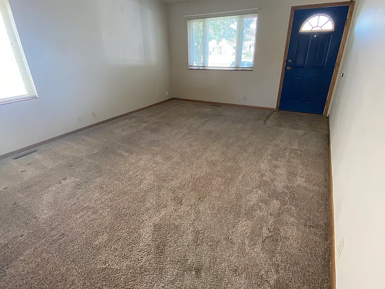 1129 Glenn Pl — Photo 3