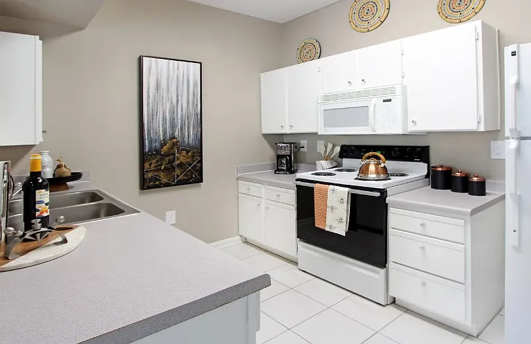 Breckenridge Apartments — Photo 10