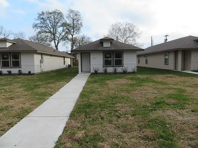 3 bed, 2.0 bath, 1300 sqft, $1,595 — Photo 1