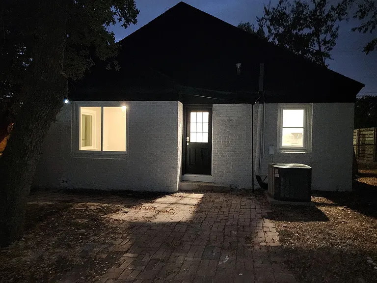 2114 N Elm St — Photo 35