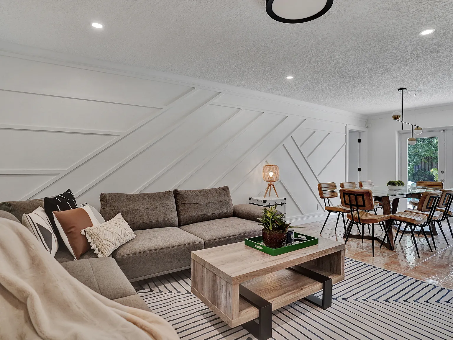4 bed, 2202 sqft, $5,550 — Photo 4