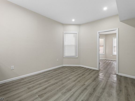 5th image of 172 Godwin Ave