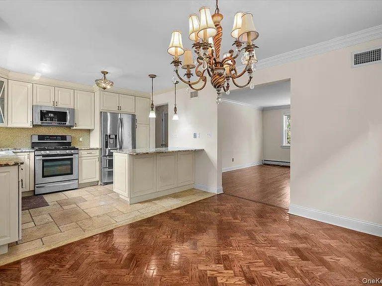1184 Rhinelander Ave — Photo 3