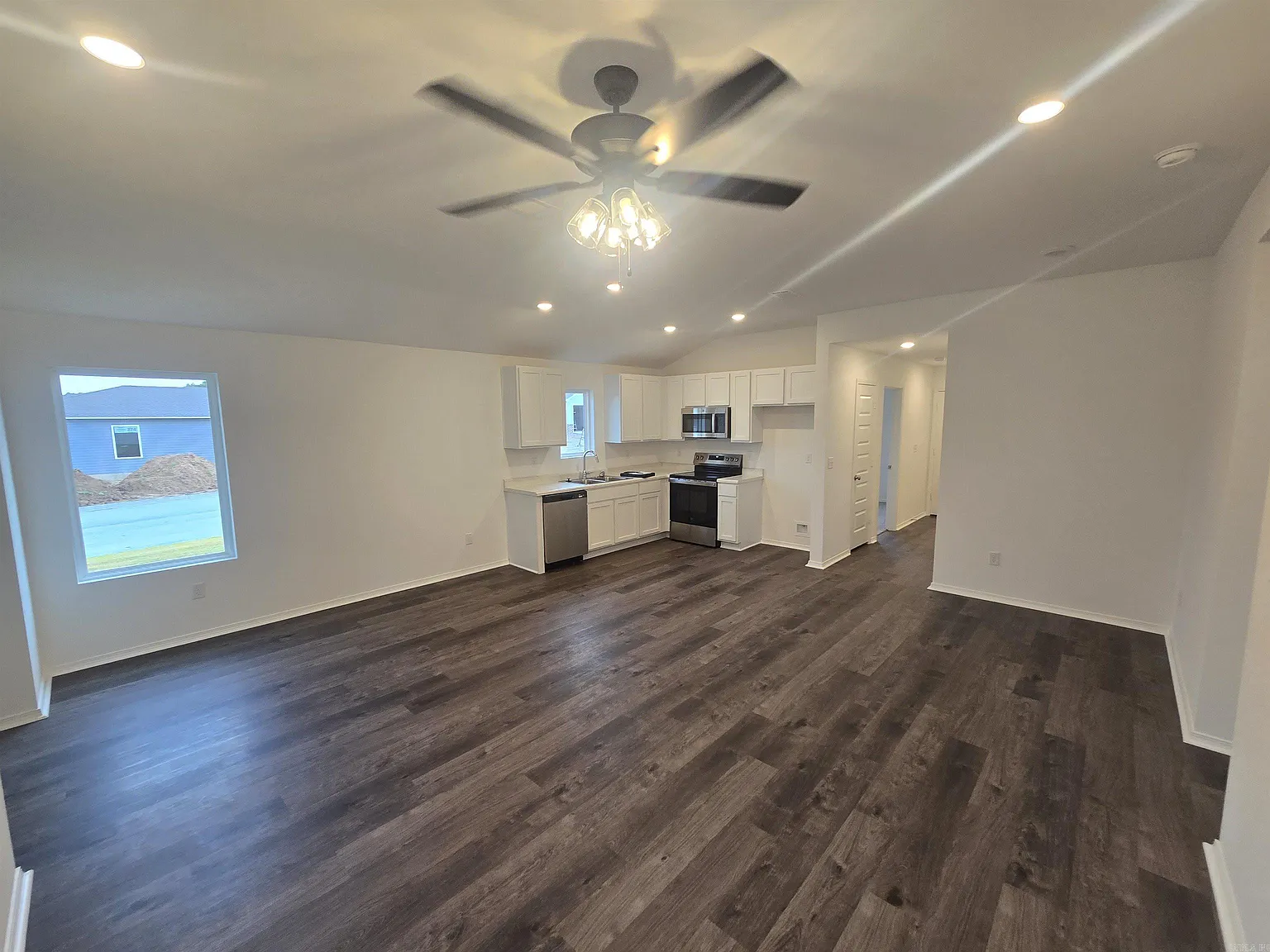 3 bed, 2.0 bath, 1051 sqft, $1,595 — Photo 1
