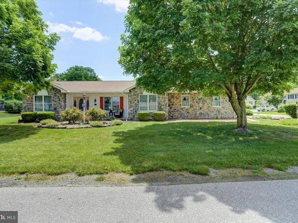 802 Tower Dr, Greencastle, PA 17225