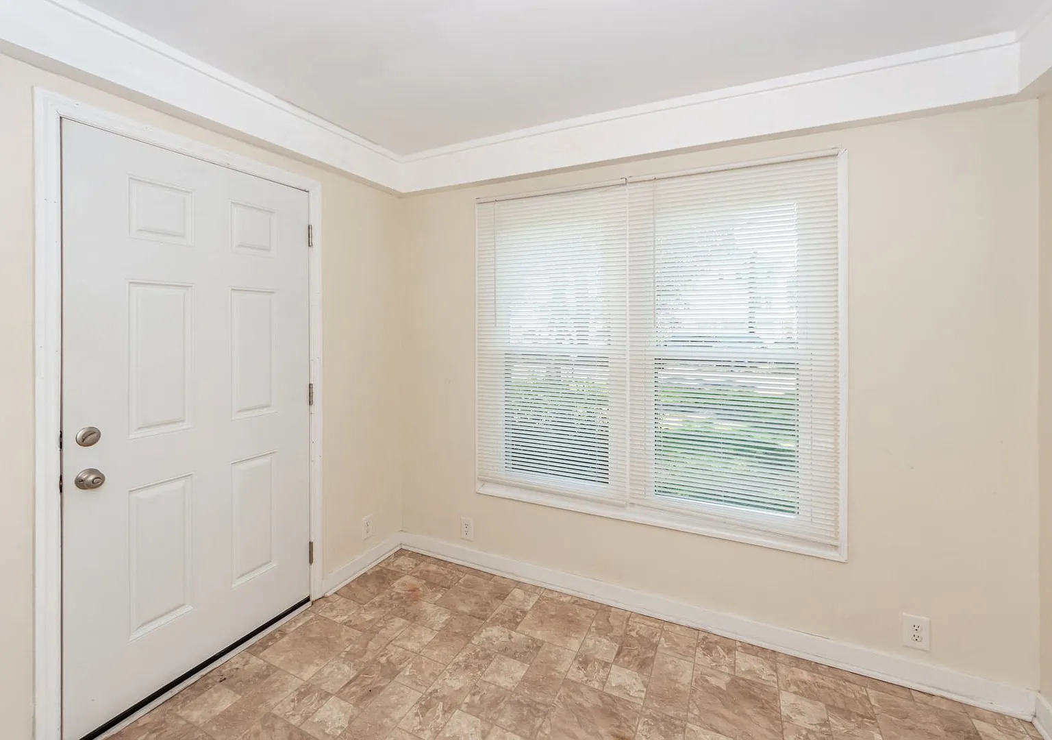 3 Bedroom, 2 Bathroom Home in West Ashley - Charleston — Photo 3