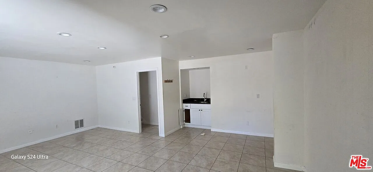 4 bed, 3.0 bath, 2317 sqft, $5,600 — Photo 4