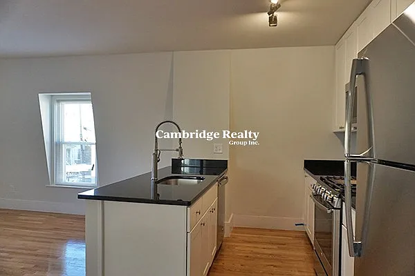 4 Osgood St #3T — Photo 2