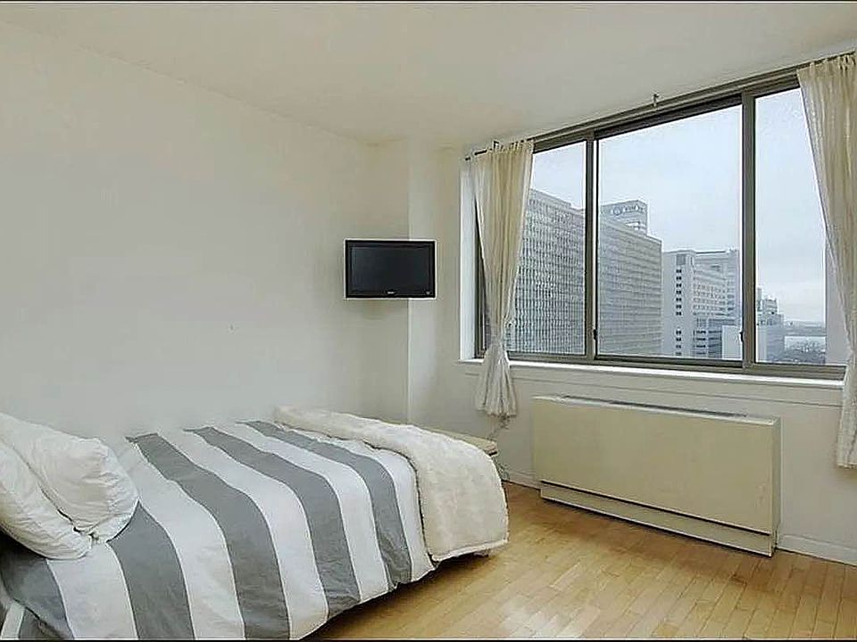 1st image of 250 E 30th St APT 6C