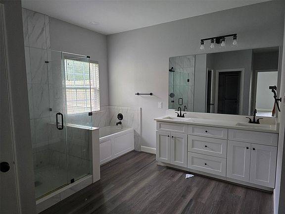 4th image of 310 Kings Port St