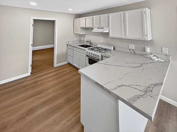 5th image of 4483 Bond St