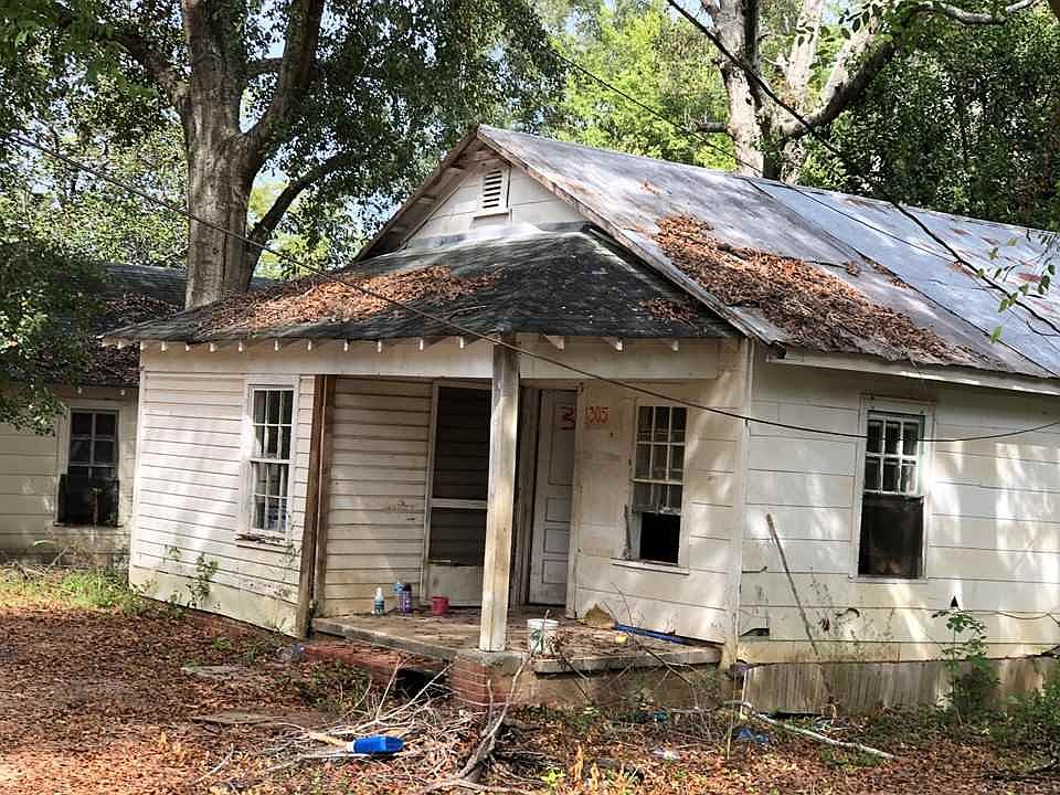 2nd image of 305 Donald St