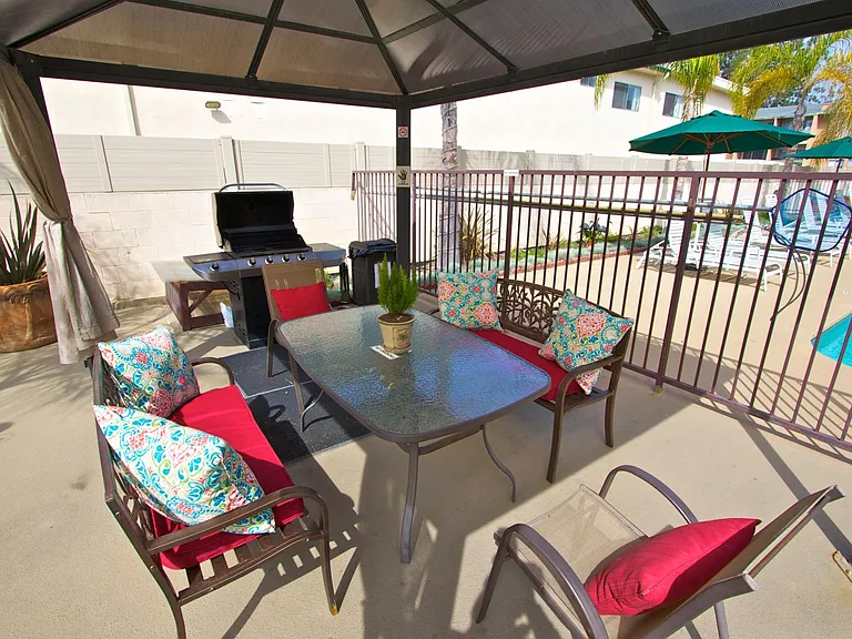 Chateau Garnet Apts. — Photo 4
