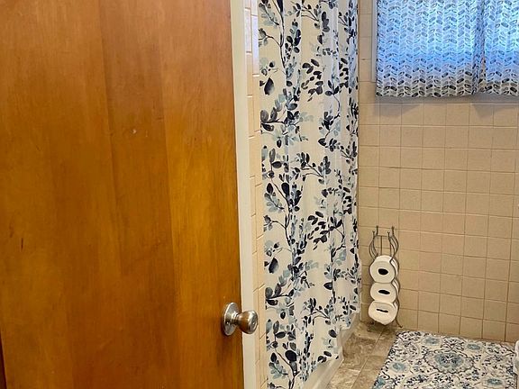 4th image of 928 Bowie St