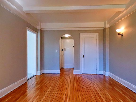 4th image of 11 Waverly Pl #6D