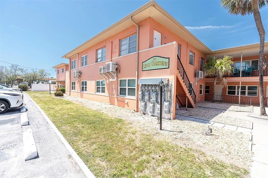 2 bed, 1.0 bath, 835 sqft, $3,150 — Photo 2