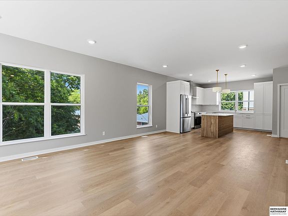 4th image of 1012 33rd Ct
