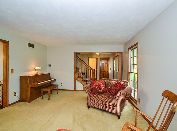 5th image of 2684 Berkshire Dr