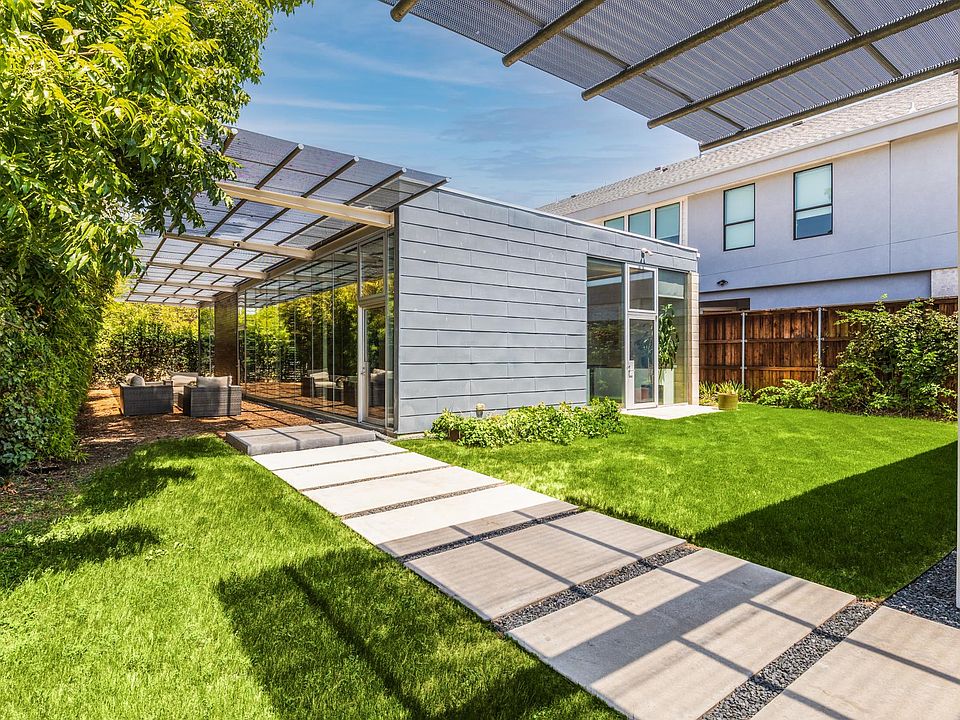 Step inside the outer gate to discover a hidden oasis in the heart of Dallas: a bamboo serenity garden enclosing a beautiful and relaxing patio and garden.