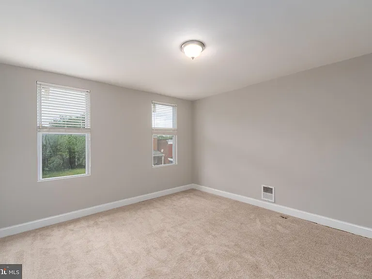 1521 Carswell St — Photo 14