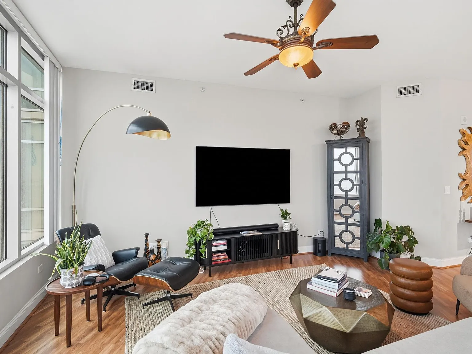 2 bed, 2.5 bath, 2090 sqft, $4,500 — Photo 4