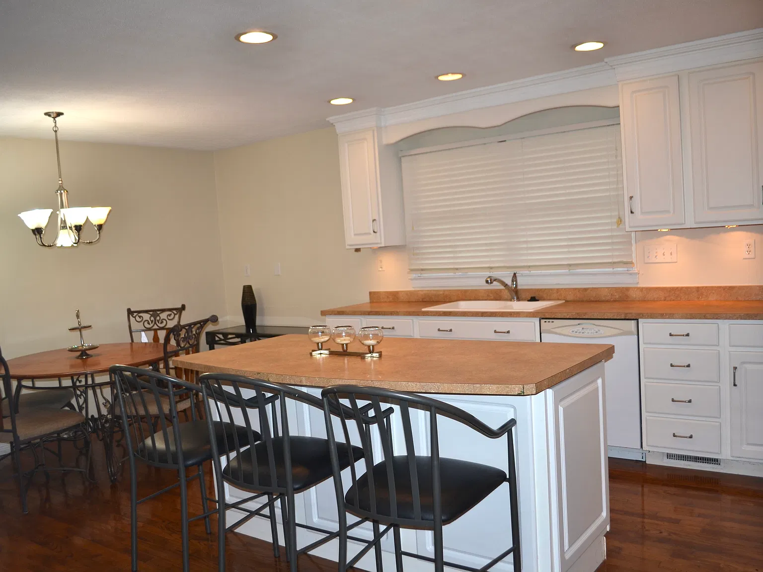 604 Deerfield Dr — Photo 2