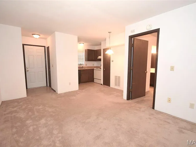 94 Peachtree Ln — Photo 2
