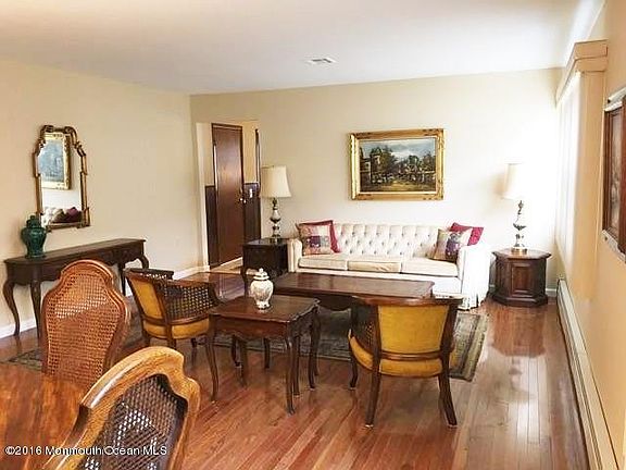 3rd image of 16 Chateux Ln