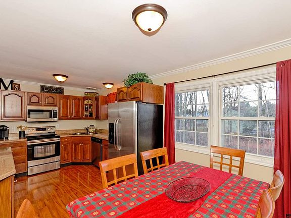 3rd image of 13 Pinewood Dr