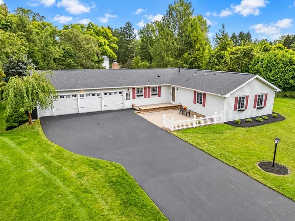 6 Enfield Dr, Pittsford, NY 14534