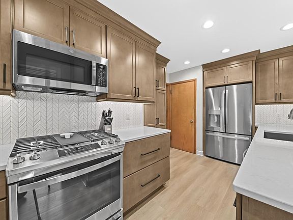 5th image of 215 Leanore LANE
