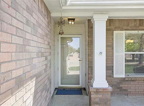 4th image of 2911 Hawthorne Ln