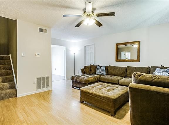 3rd image of 597 Holiday Dr