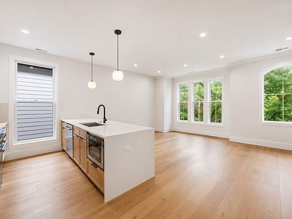 2nd image of 3644 W Cornelia Ave Unit 2