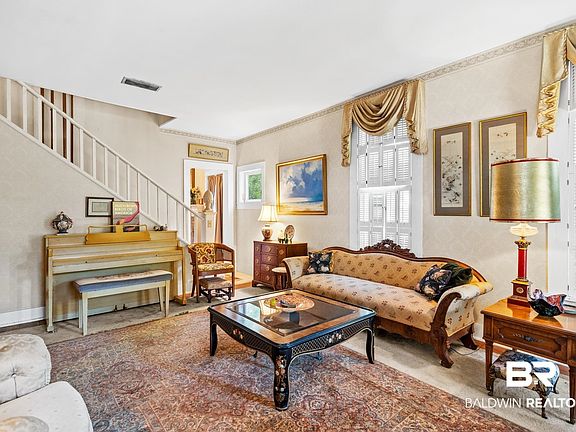 3rd image of 108 Magnolia Ave