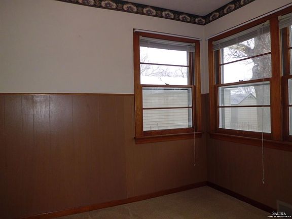 5th image of 526 E Beloit Ave